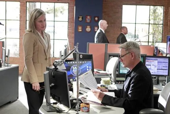 Susanna Thompson als Hollis Mann gemeinsam mit Mark Harmon als Gibbs. &copy; CBS