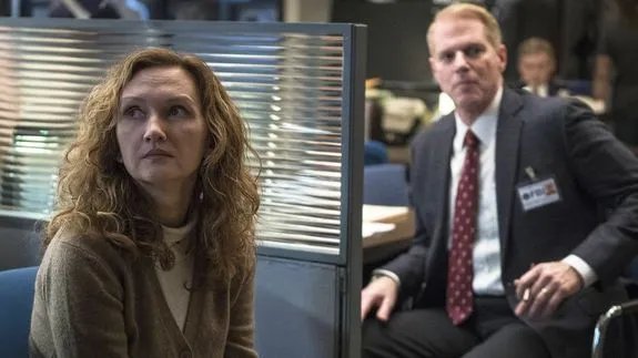 Stan Beeman (Noah Emmerich) kümmert sich um die russische Überläuferin Zinaida Preobrazhenskaya (Svetlana Efremova). © FX