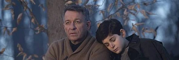 Alfred (Sean Pertwee) und Bruce (David Mazouz) machen die Nacht durch. © FOX