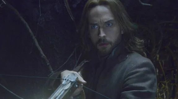 Ichabod (Tom Mison) mit seiner halbautomatischen Armbrust in %26bdquo;What Lies Beneath%26ldquo; &copy; FOX