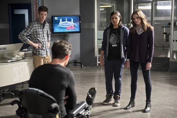 Team Flash diskutiert das weitere Vorgehen im Fall Firestorm... &copy; The CW