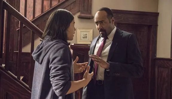 Joe (Jesse L. Martin) und Cisco (Carlos Valdes) ermitteln auf eigene Faust. &copy; The CW