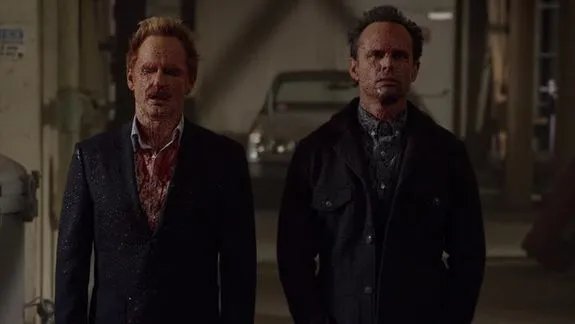 Wynn Duffy (Jere Burns; l.) und Boyd Crowder (Walton Goggins) - blutverschmiert und völlig perplex. &copy; FX