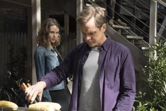 Hector (Peter Sarsgaard) und Babysitterin Connie (Makenzie Leigh) in %26bdquo;The Slap%26ldquo;. &copy; NBC