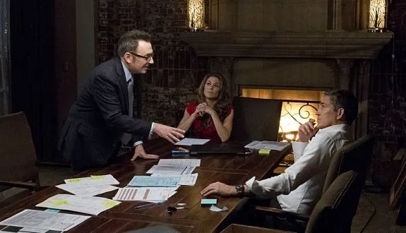 Harold wird von Zoe und John auf die Jury-Beratungen vorbereitet. Allerdings unter der irrigen Annahme; dass die Manipulation einem Freispruch dienen soll... &copy; CBS