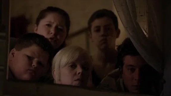 Gespannt schaut Familie Gallagher zu; ob Fiona und Jimmy sich küssen. &copy; Showtime
