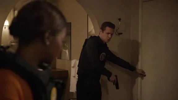 Tim Gutterson (Jacob Pitts) wartet auf das Kommando seiner Vorgesetzten. &copy; FX