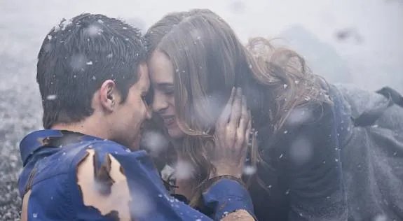 Wieder vereint: Caitlin (Danielle Panabaker) und Ronnie (Robbie Amell) in %26bdquo;Fallout%26ldquo; &copy; The CW