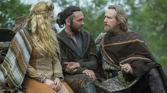 Lagertha (Katheryn Winnick); Athelstan (George Blagden) und King Ecbert (Linus Roache) in %26bdquo;Mercenary%26ldquo;. © History