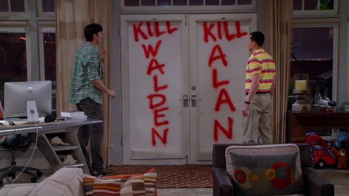 Nur leere Drohungen gegen Walden (Ashton Kutcher) und Alan (Jon Cryer)? &copy; Warner Bros.