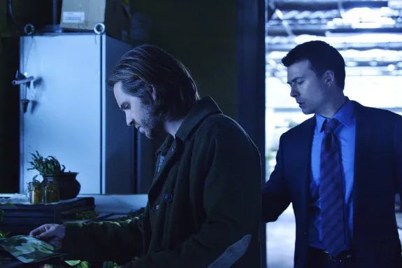 Cole (Aaron Stanford) und Aaron (Noah Bean) arbeiten zusammen. &copy; Syfy