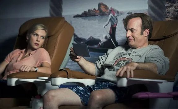 Kim (Rhea Seehorn) und Jimmy (Bob Odenkirk) pflegen eine eigentümliche Beziehung. &copy; AMC