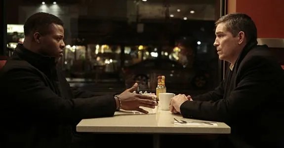 Ein Höhepunkt der Folge: Dominik (Winston Duke; l.) und John (Jim Caviezel; r.) treffen aufeinander. &copy; CBS