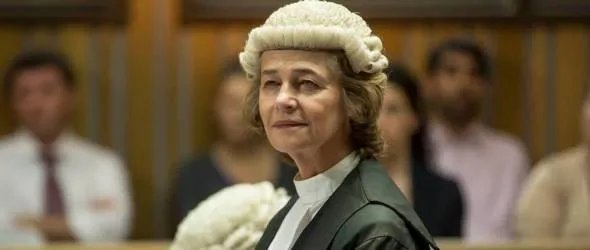 Barrister Knight (Charlotte Rampling) ist um den Schuldspruch bemüht. © ITV