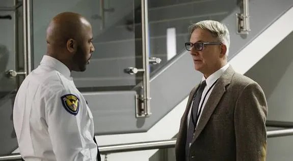 Gibbs (Mark Harmon) in einer eher ungewöhnlichen Rolle als IT-Ass. &copy; CBS