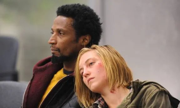 Elvis Nolasco und Caitlin Gerard als Drogenpaar Carter und Aubry in %26bdquo;American Crime%26ldquo;. © ABC