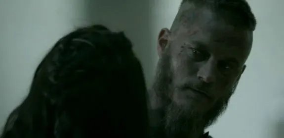 Ragnar (Travis Fimmel) im Gespräch mit Prinzessin Kwenthrith (Amy Bailey). © History