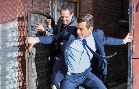 Milt (Josh Duhamel) und Agnew (Dean Wilters) in Aktion. © CBS