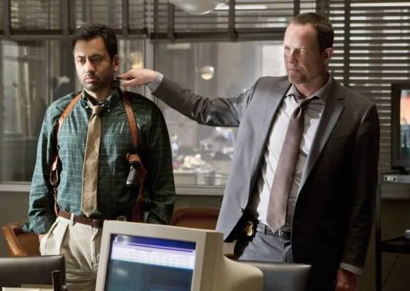 Frustriert von der schlechten Ausrüstung: Kal Penn und Dean Winters in %26bdquo;Battle Creek%26ldquo;. © CBS