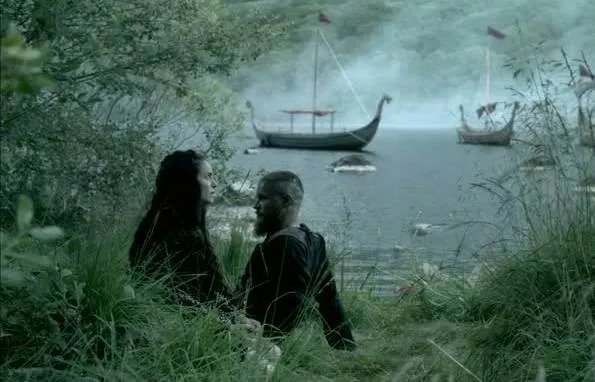 Es sieht nicht so aussieht; wie ihr denkt: Kwenthrith (Amy Bailey) und Ragnar (Travis Fimmel) in %26bdquo;Scarred%26ldquo;. &copy; History