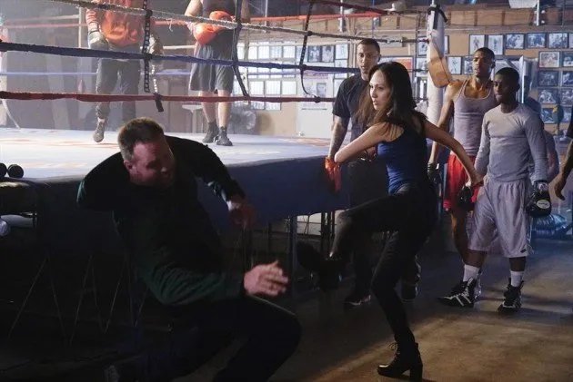 Zhang (Linda Park) gegen den gesamten Boxclub. &copy; ABC