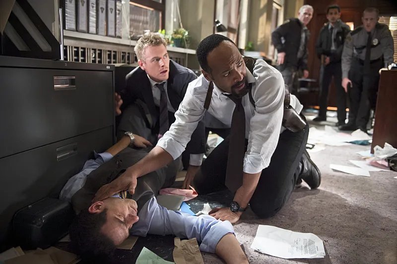 Joe (Jesse L. Martin) in Sorge um Captain David Singh (Patrick Sabongui) &copy; The CW