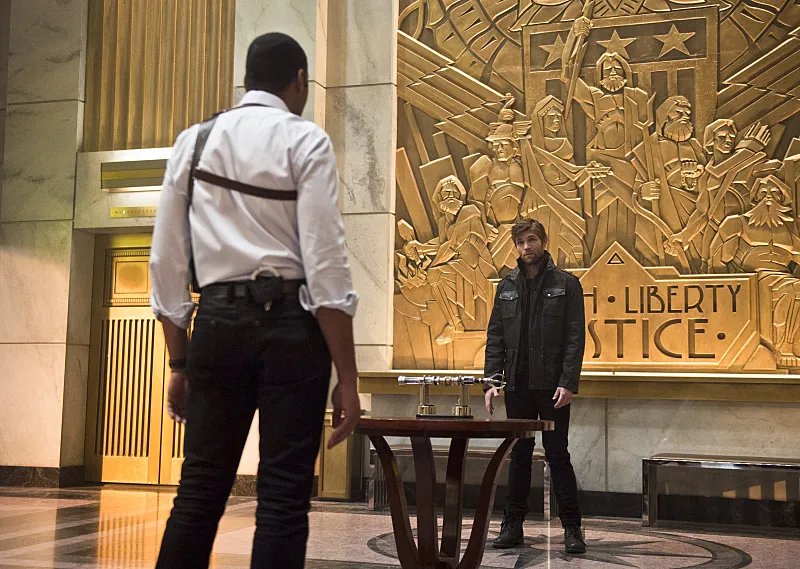 Joe (Jesse L. Martin) steht dem %26bdquo;Weather Wizard%26ldquo; Mark Mardon (Liam McIntyre) gegenüber. &copy; The CW