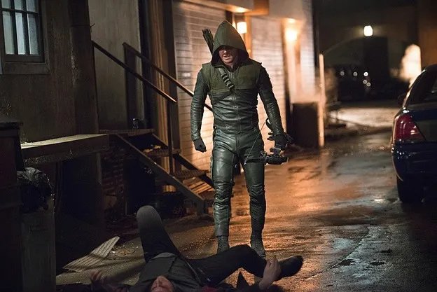 Szenenfoto aus der Episode %26bdquo;The Offer%26ldquo; der US-Serie %26bdquo;Arrow%26ldquo; &copy; The CW