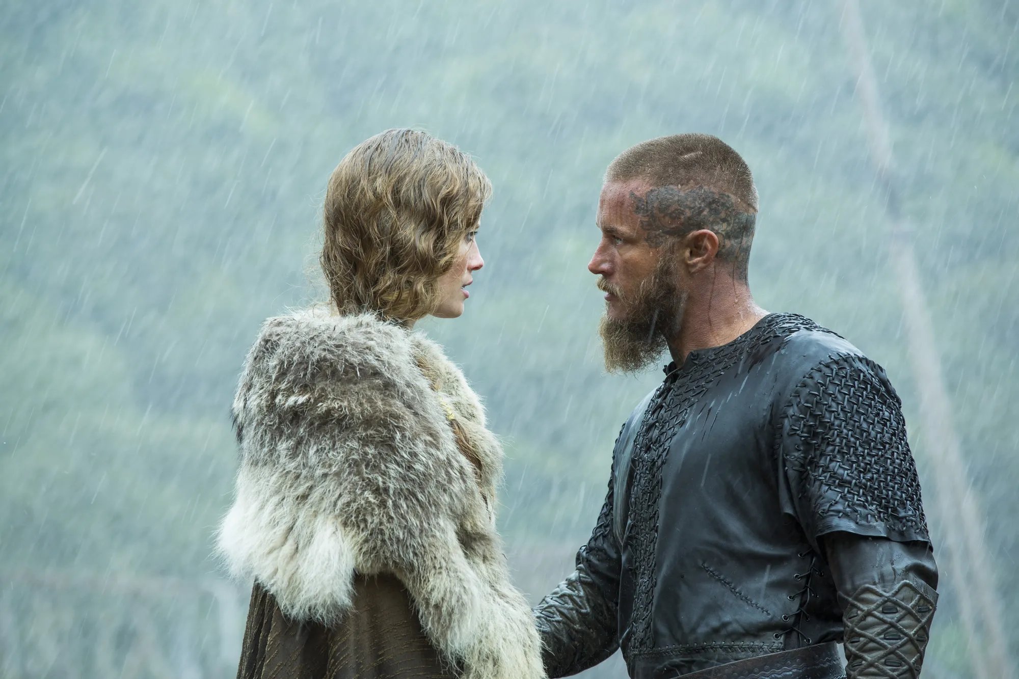 Ragnar (Travis Fimmel) gemeinsam mit Aslaug (Alyssa Sutherland) in %26bdquo;The Usurper%26ldquo;. &copy; History