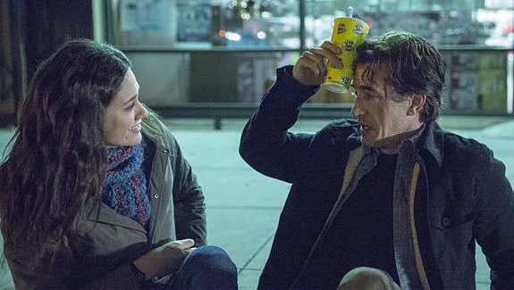 Fiona (Emmy Rossum) hilft Sean (Dermot Mulroney); über seine Sorgen hinwegzukommen. &copy; Showtime