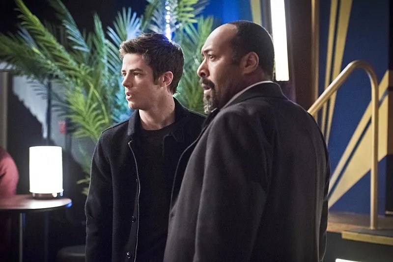Barry (Grant Gustin) und Joe (Jesse L. Martin) in %26bdquo;Rogue Time%26ldquo; &copy; The CW