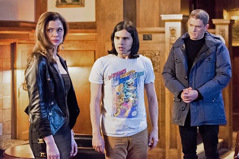 In der Mangel: Cisco (Carlos Valdes) mit Lisa (Peyton List) und Leonard Snart (Wentworth Mille) in %26bdquo;Rogue Time%26ldquo; &copy; The CW