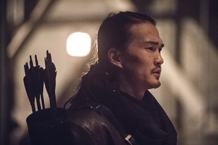 Maseo sorgt für Ärger auf einem Szenenfoto aus der Episode %26bdquo;Suicidal Tendencies%26ldquo; der US-Serie %26bdquo;Arrow%26ldquo;. &copy; The CW