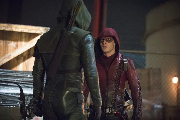 Oliver und Roy auf einem Szenenfoto aus der Episode %26bdquo;Suicidal Tendencies%26ldquo; der US-Serie %26bdquo;Arrow%26ldquo; &copy; The CW