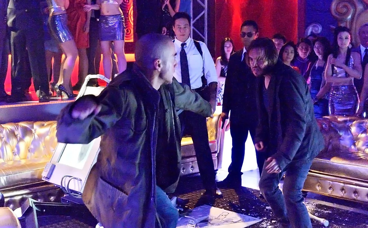 Cole und Ramse beim Kampf im japanischen Nachtclub &copy; Syfy
