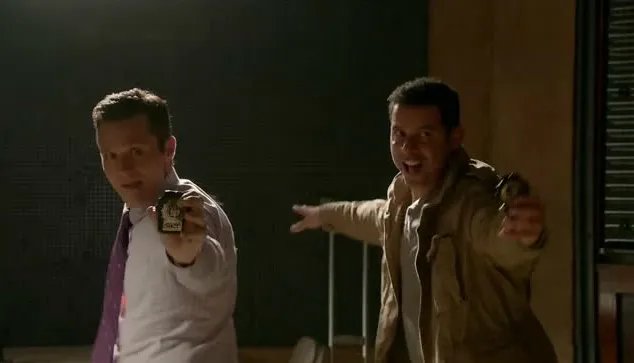 Ryan (Seamus Dever) und Esposito (Jon Huertas) proben ihren Auftritt. © ABC