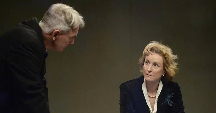Gibbs (Mark Harmon) und Botschafterin Olivia Edmunds (Lisa Banes) in %26bdquo;Patience%26ldquo;. &copy; CBS