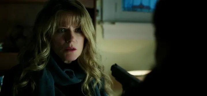 Die junge Jones (Barbara Sukowa) wird von Cassandra (Amanda Schull) %26bdquo;überredet%26ldquo;. © Syfy