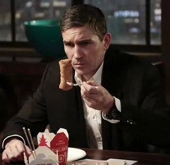 Reese (Jim Caviezel) scheint der Frühlingsrolle nicht ganz zu vertrauen... &copy; CBS