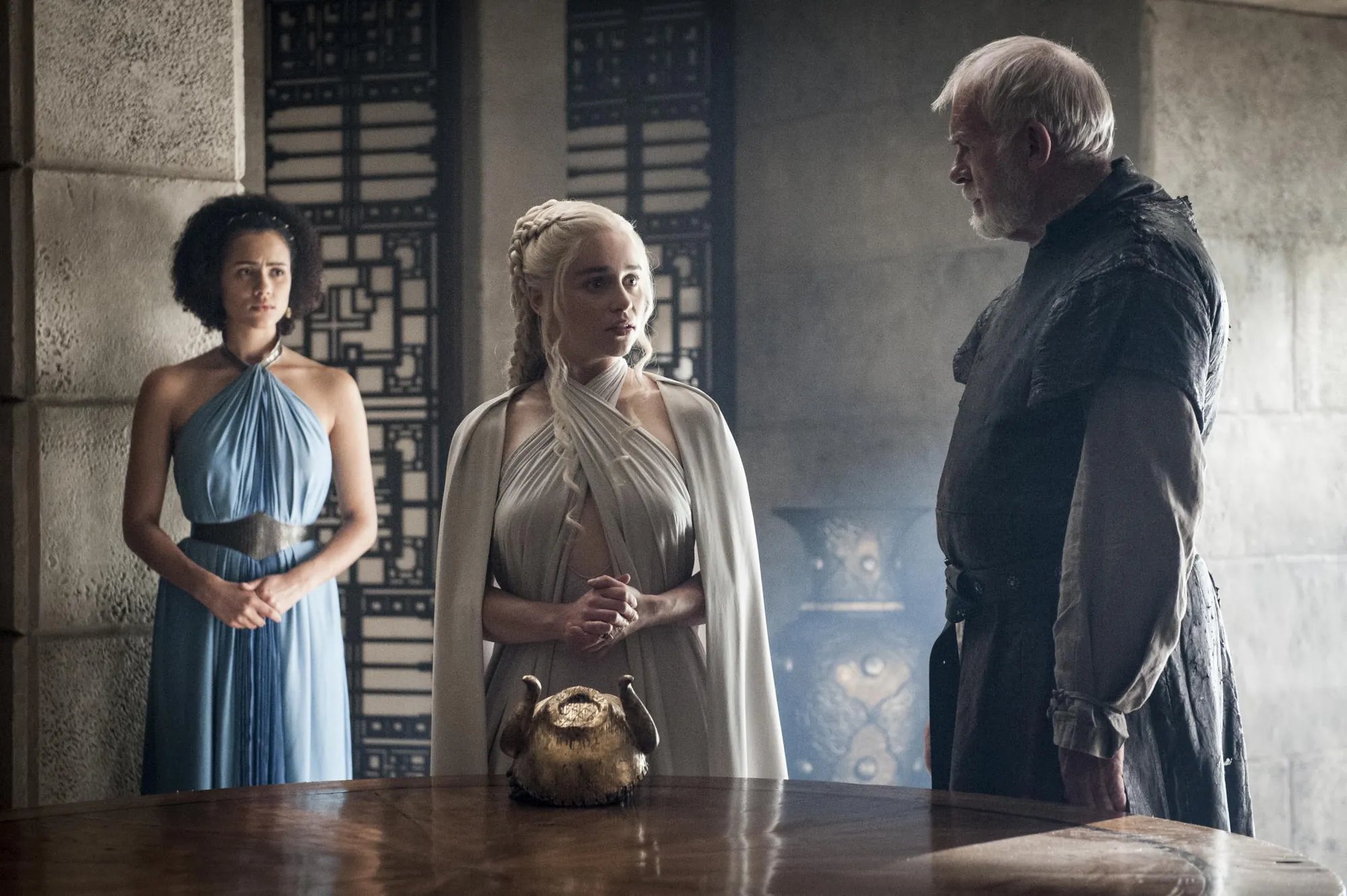 Missandei (Nathalie Emmanuel); Daenerys (Emilia Clarke) und Barristan Selmy (Ian McElhinney) in %26bdquo;The Wars to Come%26ldquo;. &copy; HBO