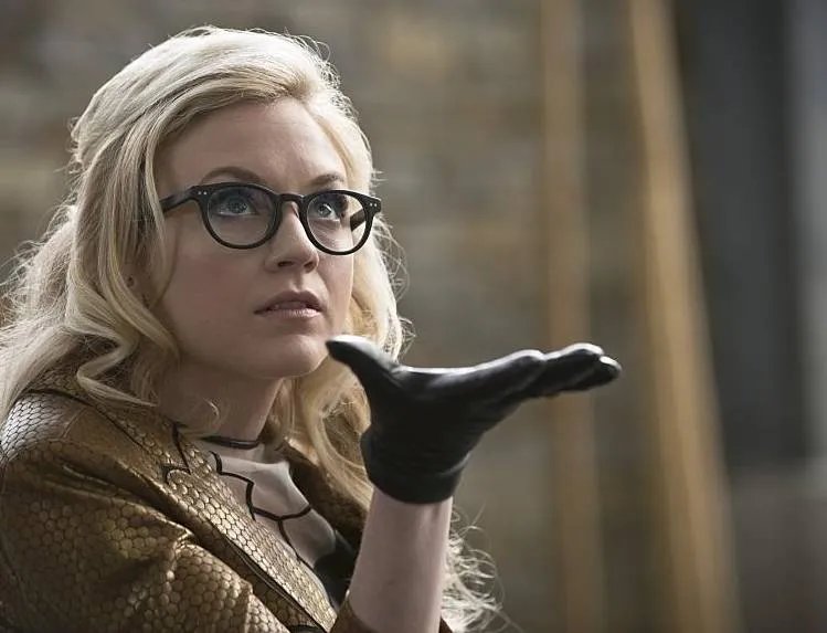Gastdarstellerin Emily Kinney als Brie Larvan aka Bug-Eyed Bandit in %26bdquo;All-Star Team up%26ldquo; © The CW