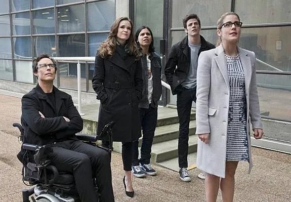 Ein Vogel? Oder doch ein Flugzeug? Szenenbild aus der Episode %26bdquo;All-Star Team up%26ldquo;. © The CW