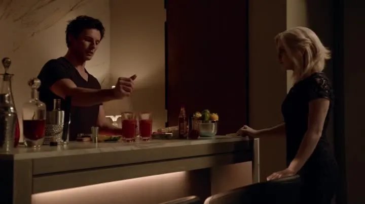 Lowell Casey (Bradley James) will Liv (Rose McIver) zu einem Date zu überreden. &copy; The CW