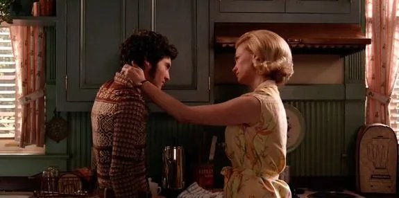 Szene mit hohem Fremdschamfaktor: Glen (Marten Holden Weiner) macht Betty (January Jones) Avancen. &copy; AMC