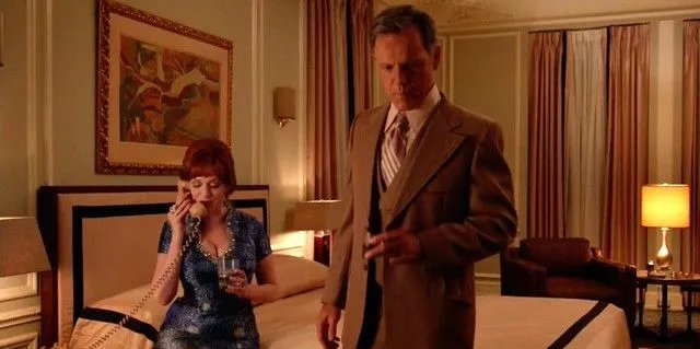 Joan (Christina Hendricks) muss bald feststellen; dass ihr neuer Lover Richard (Bruce Greenwood) leicht reizbar ist. &copy; AMC