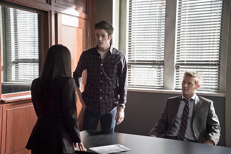 Barry (Grant Gustin) und Eddie (Rick Cosnett) in %26bdquo;Who Is Harrison Wells?%26ldquo;. &copy; The CW