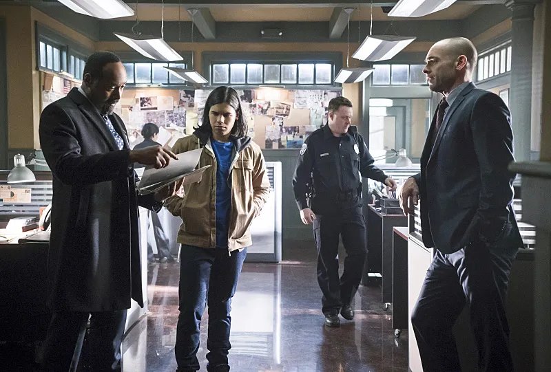 Jesse L. Martin; Carlos Valdes und Paul Blackthorne in %26bdquo;Who Is Harrison Wells?%26ldquo;. &copy; The CW