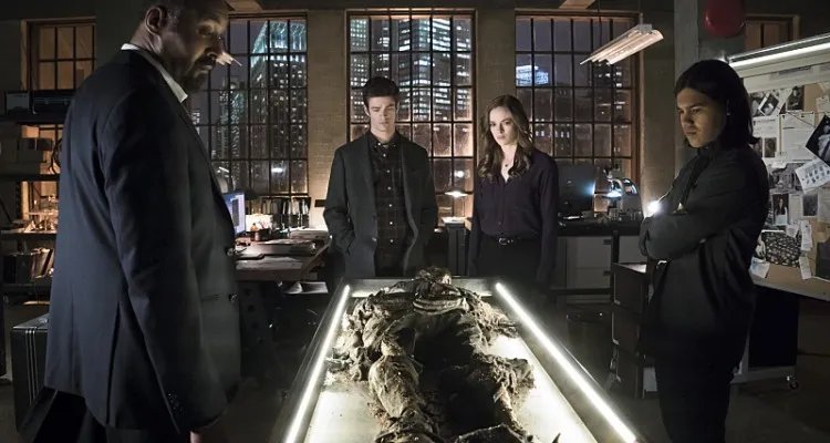 Team Flash macht eine folgenschwere Entdeckung in %26bdquo;Who Is Harrison Wells?%26ldquo;. &copy; The CW