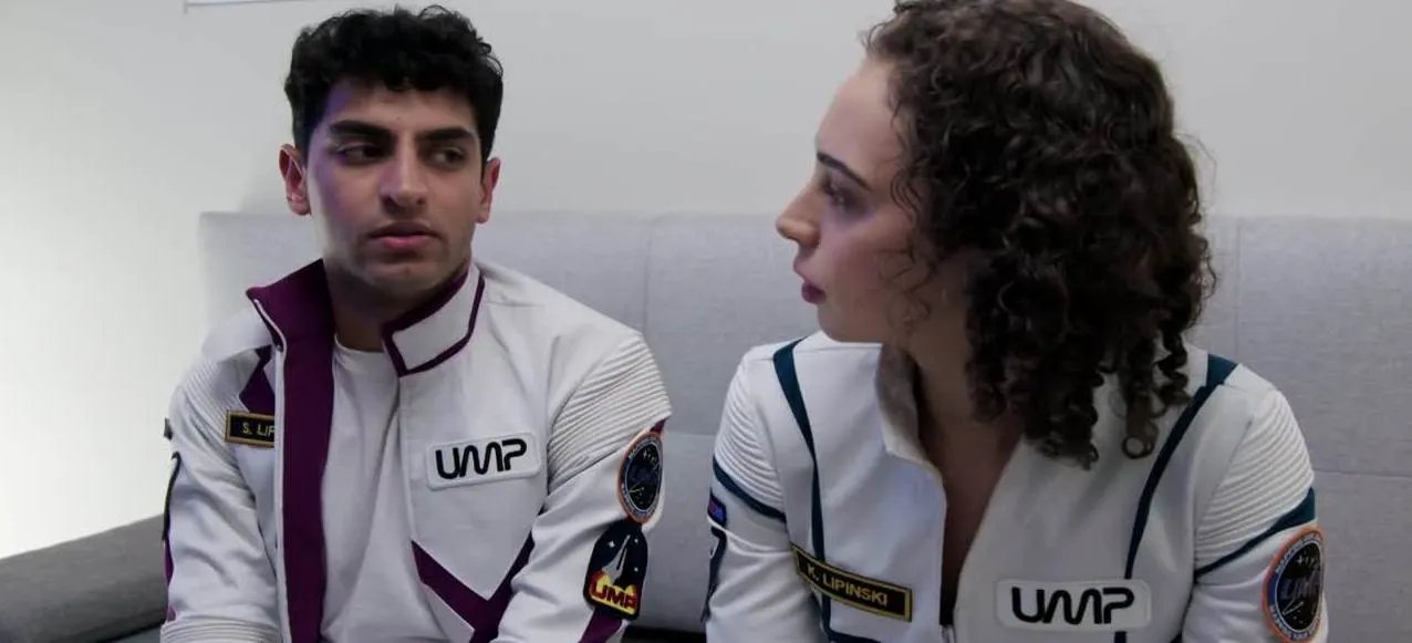 Stewart und Karen Lipinski (Karan Soni und Bess Rous) &copy; Yahoo! Screen