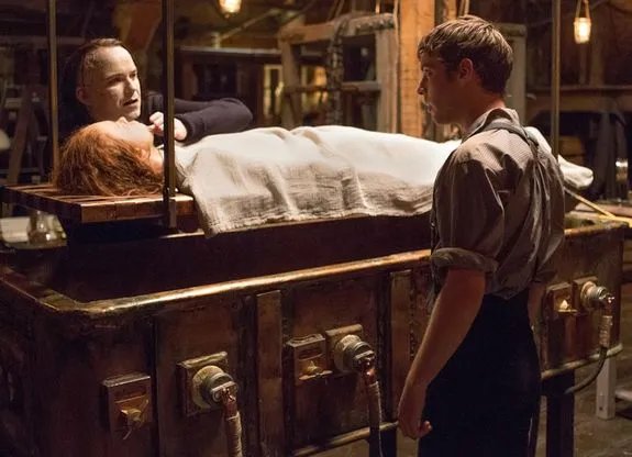 Frankenstein (Harry Treadaway; r.) und sein Monster (Rory Kinnear; l.) erschaffen ein neues. &copy; Showtime